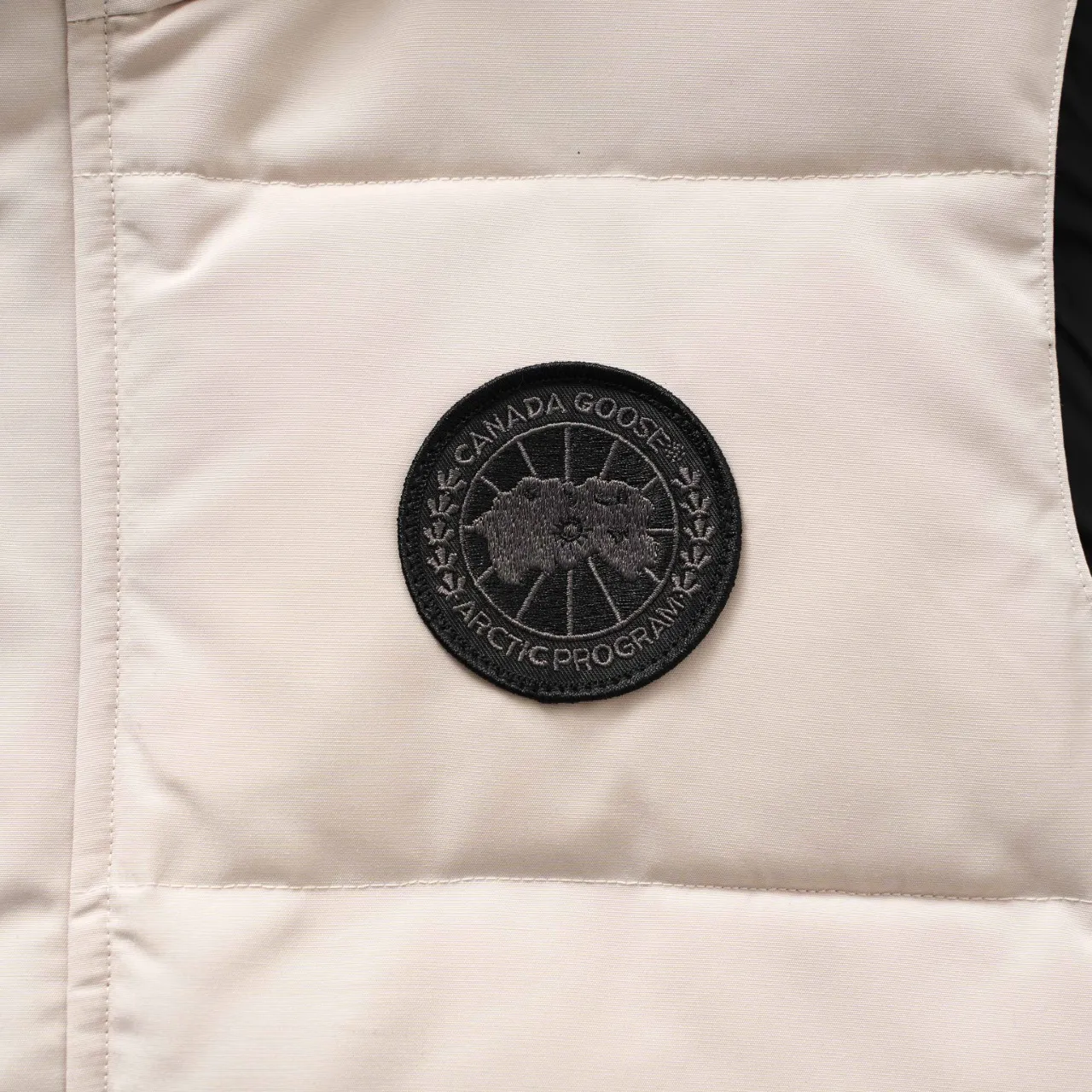 P340 CANADA GOOSE丨Canada Goose slanted pocket stand collar down vest Color: off-white black label Size: XS-XXL